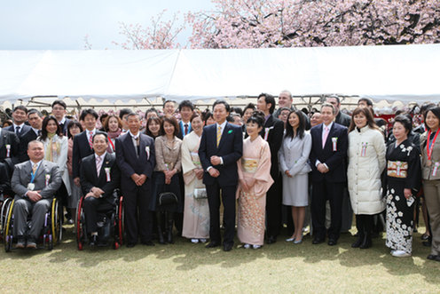 4月17日のできごと(何の日)【鳩山由紀夫首相】「皆さんは鳩山政権の雨天の友です」